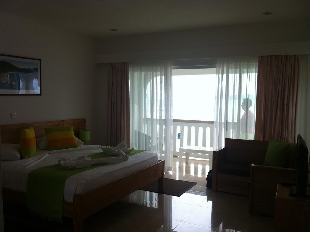 Marie-France Beach Front Apartments La Digue Room photo